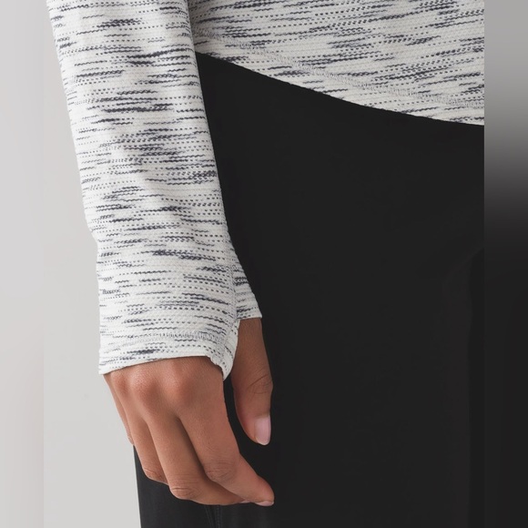 Lululemon Lost In Pace Long Sleeve - Chicago Blackhawks - Picture 4 of 10